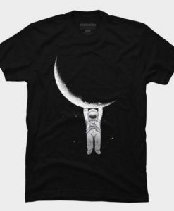 ASTRONAUT IS HANGING ON THE MOON T-SHIRT DN23