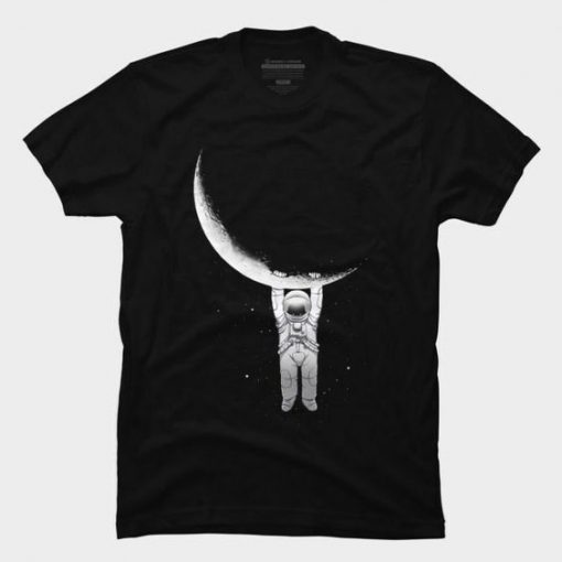 ASTRONAUT IS HANGING ON THE MOON T-SHIRT DN23